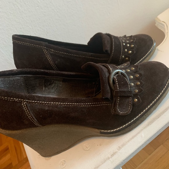 Brown platform shoes. - Picture 3 of 6